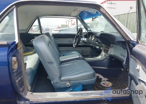 1962 Ford Thunderbird z USA, uszkodzony, nr VIN 2Y83Z148021